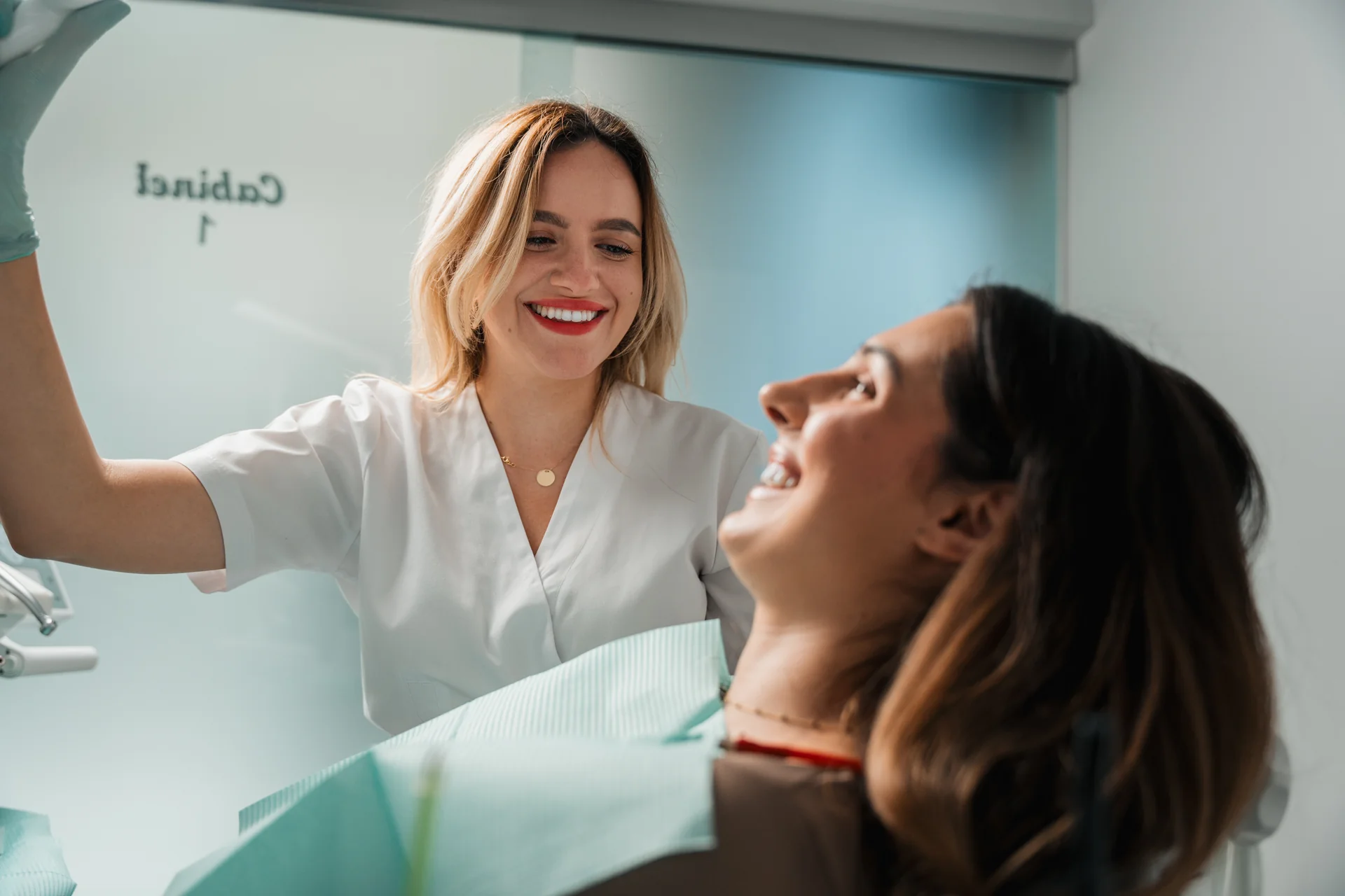 Consult stomatologic la Denteca Smile Clinic, București, zâmbet sănătos