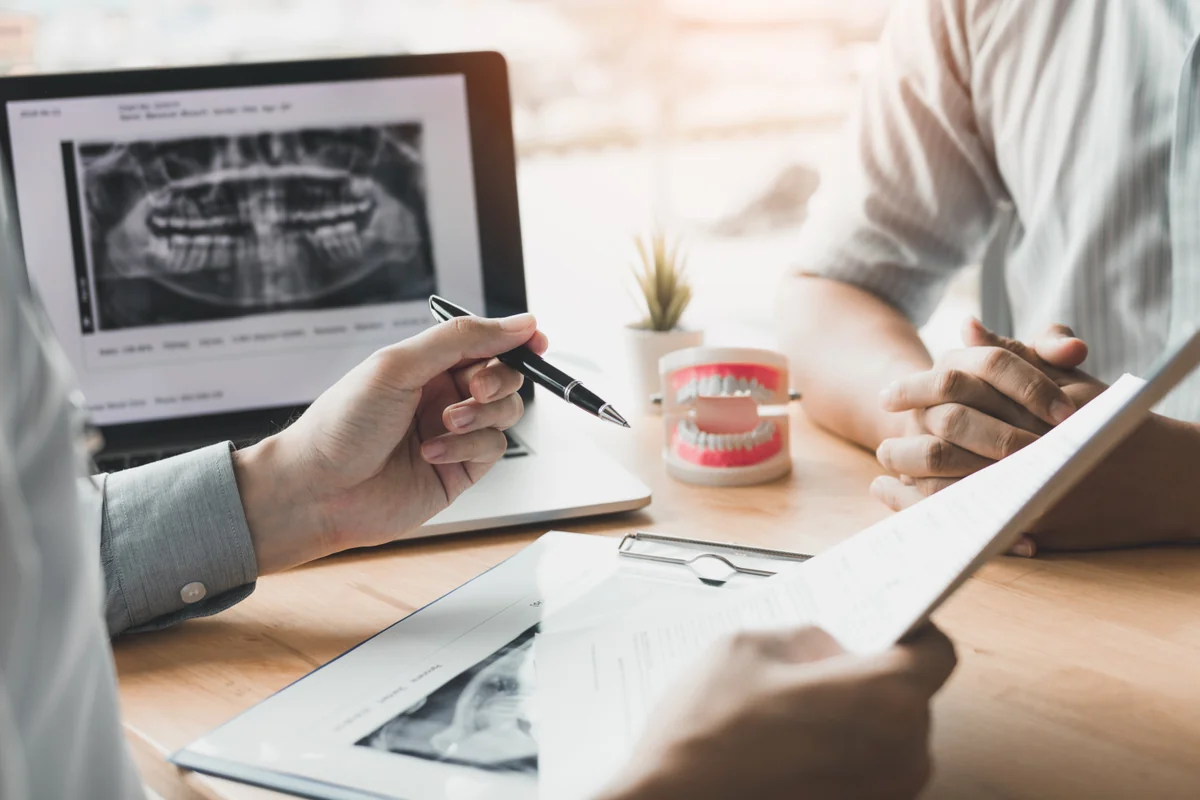 Consultație și radiografie dentară la Denteca Consultație stomatologică cu radiografie la Denteca Smile Clinic București